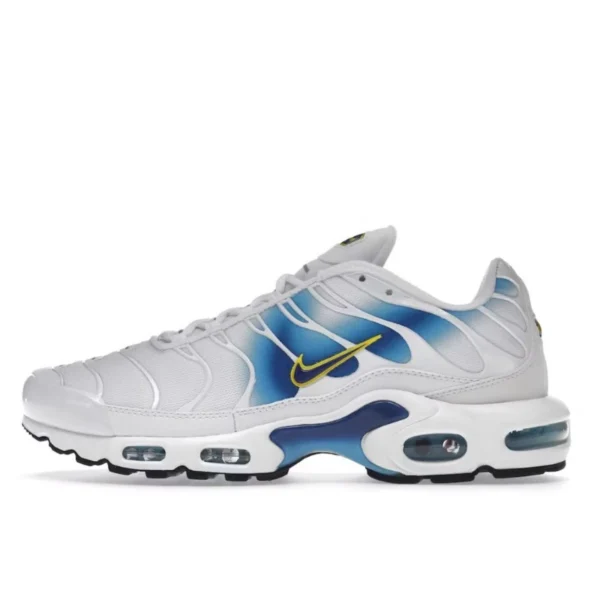 nike-air-max-plus-spray-paint-swoosh-white-blue-600x600