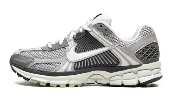 nike-zoom-vomero-5-cobblestone-flat-pewte-3-600x348